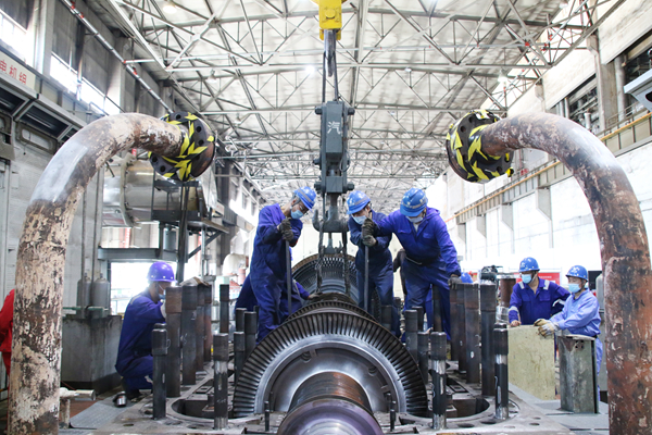 戰A修——汽機車間職工正在汽輪機主要設備回裝.jpg