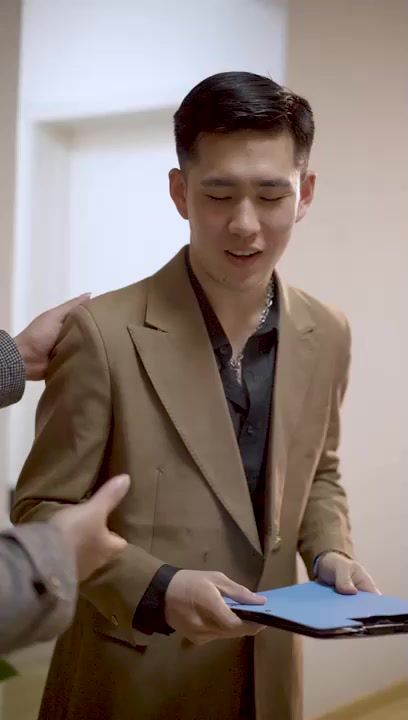 新不裝了我是富二代